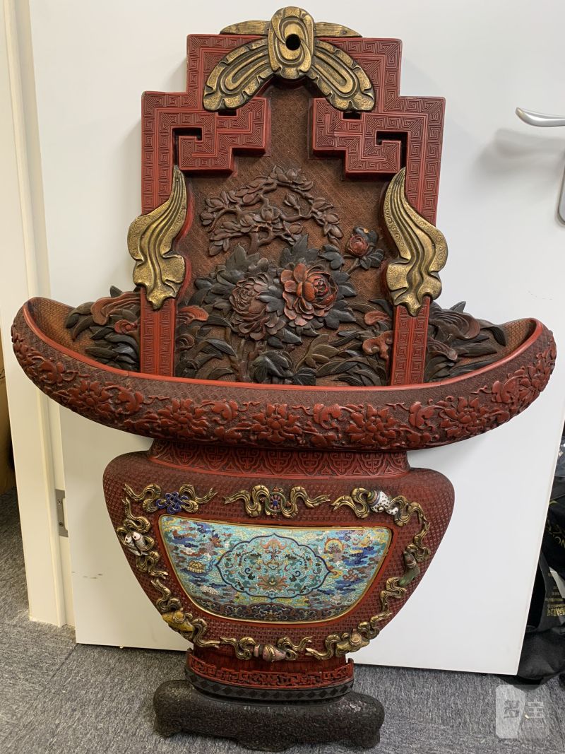 清中期 剔彩嵌珐琅吉庆八宝纹花篮形璧屏一对 - 图2